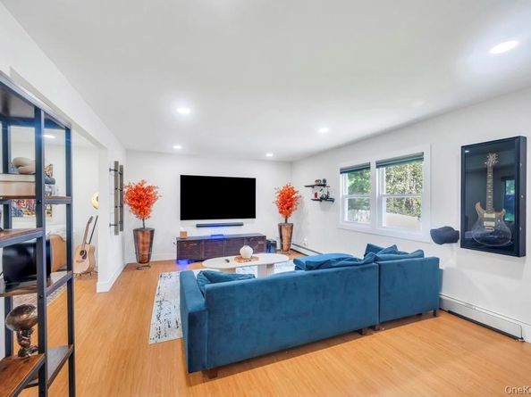 18 Stonehurst Lane, Dix Hills NY 11746