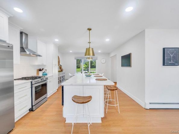 18 Stonehurst Lane, Dix Hills NY 11746