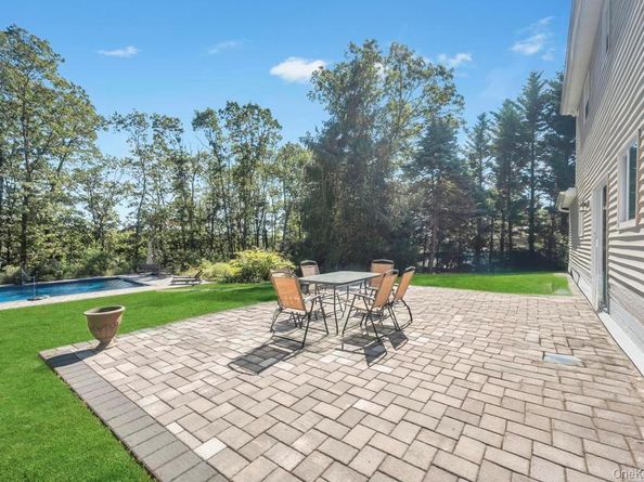 18 Stonehurst Lane, Dix Hills NY 11746