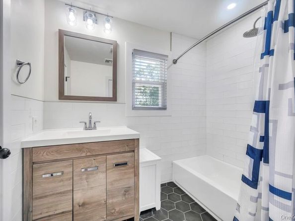 18 Stonehurst Lane, Dix Hills NY 11746