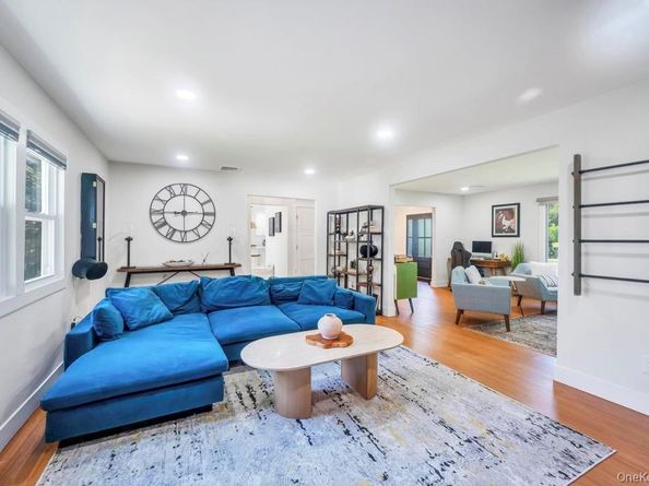 18 Stonehurst Lane, Dix Hills NY 11746