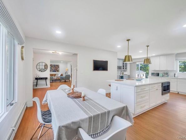 18 Stonehurst Lane, Dix Hills NY 11746