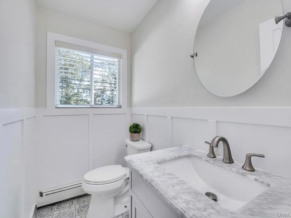 18 Stonehurst Lane, Dix Hills NY 11746