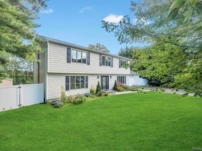 18 Stonehurst Lane, Dix Hills NY 11746
