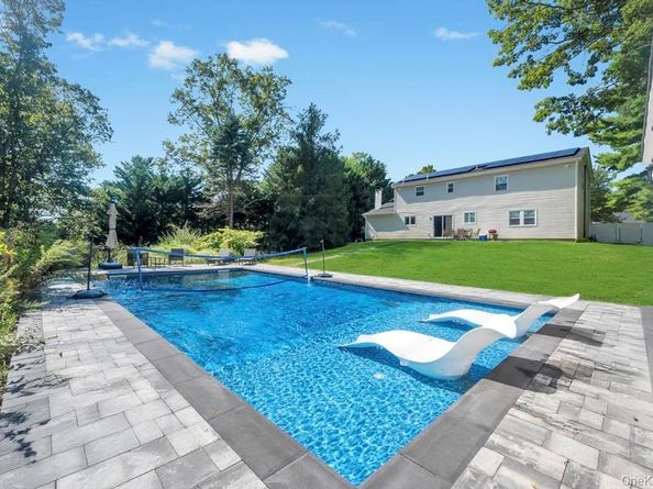 18 Stonehurst Lane, Dix Hills NY 11746