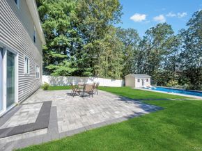 18 Stonehurst Lane, Dix Hills NY 11746