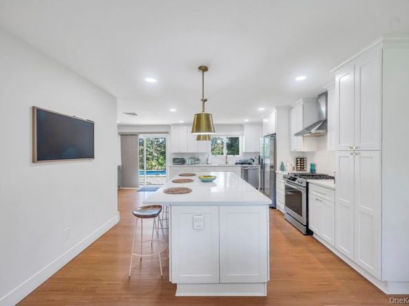18 Stonehurst Lane, Dix Hills NY 11746