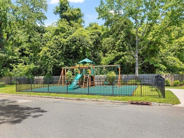 12 Hampton Way, Woodbury NY 11797