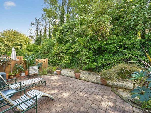 12 Hampton Way, Woodbury NY 11797