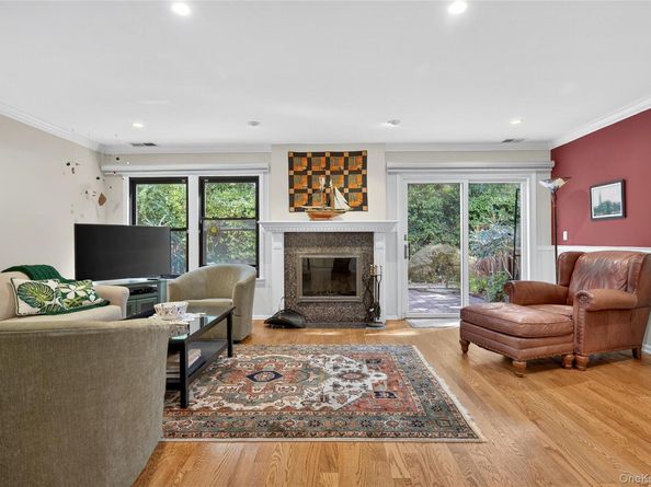 12 Hampton Way, Woodbury NY 11797