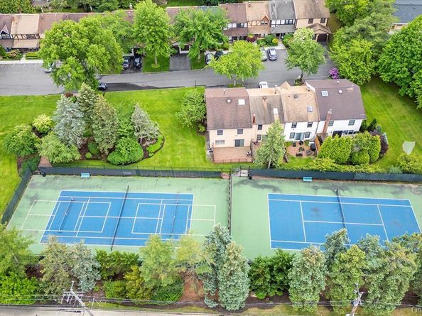 12 Hampton Way, Woodbury NY 11797