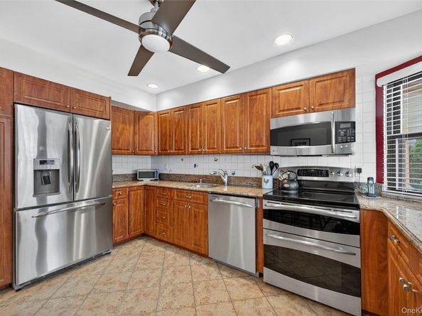 12 Hampton Way, Woodbury NY 11797