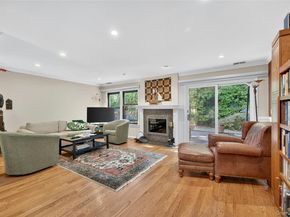 12 Hampton Way, Woodbury NY 11797