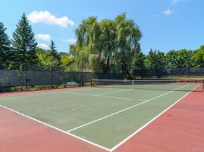 12 Hampton Way, Woodbury NY 11797