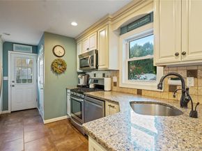 8 Beaumont Lane, Lake Grove NY 11755