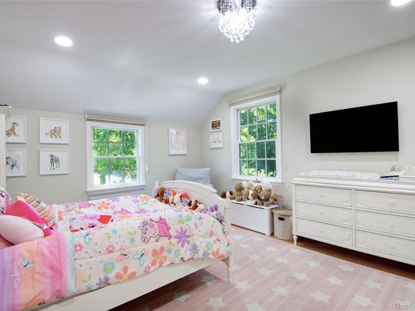 39 Squirrel Hill Road, East Hills NY 11577