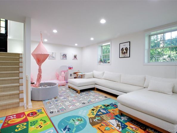 39 Squirrel Hill Road, East Hills NY 11577