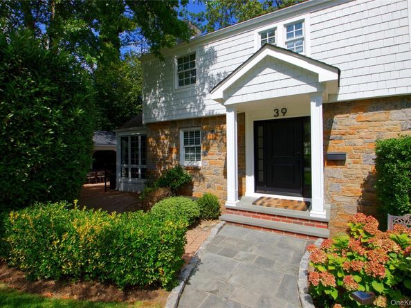 39 Squirrel Hill Road, East Hills NY 11577