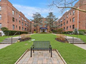 15 Canterbury Road C11, Great Neck NY 11021