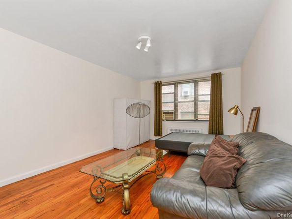 15 Canterbury Road C11, Great Neck NY 11021