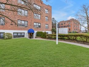 15 Canterbury Road C11, Great Neck NY 11021