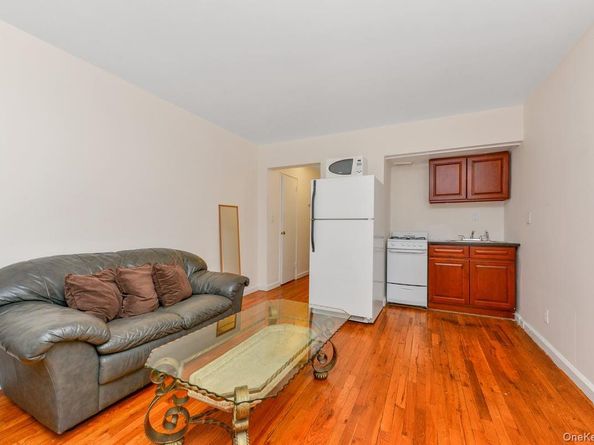 15 Canterbury Road C11, Great Neck NY 11021