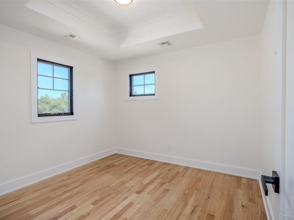 214 9th Street, Hicksville NY 11801