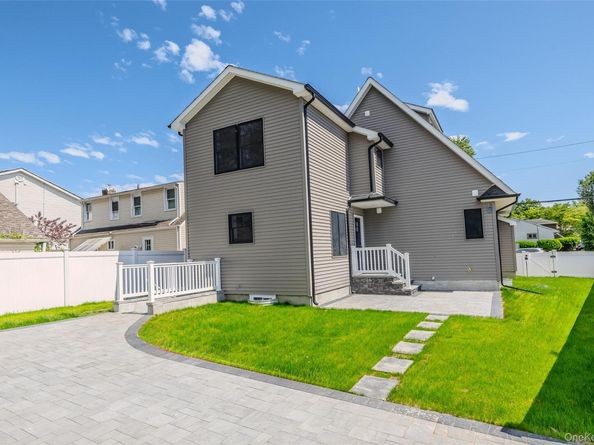 214 9th Street, Hicksville NY 11801