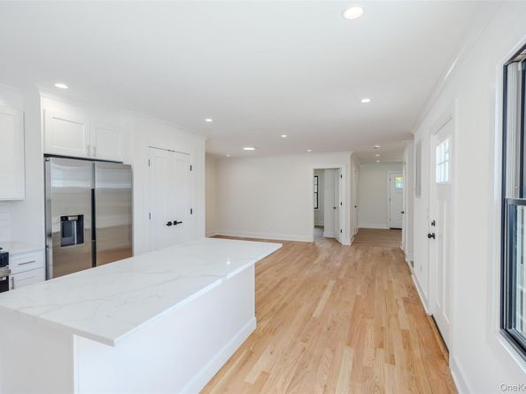 214 9th Street, Hicksville NY 11801
