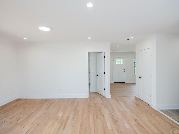 214 9th Street, Hicksville NY 11801