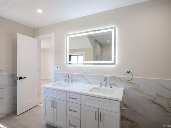 214 9th Street, Hicksville NY 11801