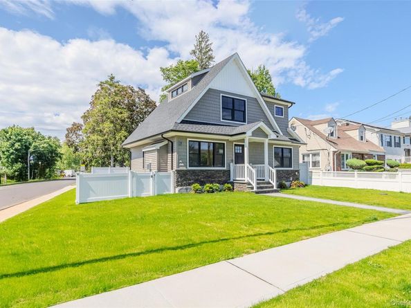 214 9th Street, Hicksville NY 11801