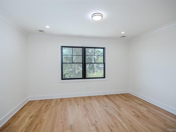 214 9th Street, Hicksville NY 11801