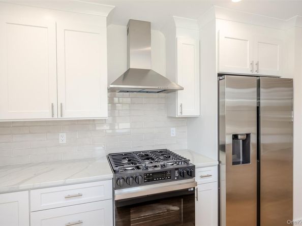 214 9th Street, Hicksville NY 11801