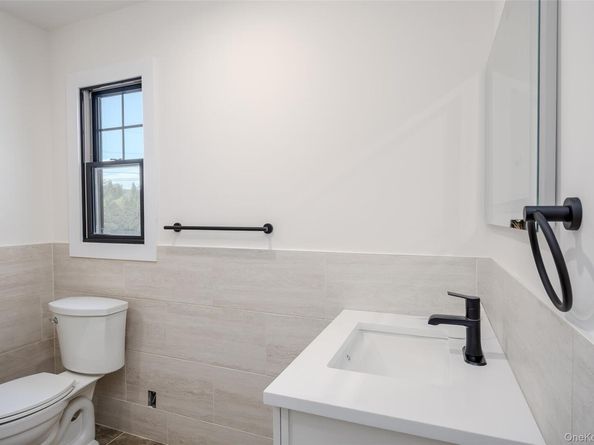 214 9th Street, Hicksville NY 11801