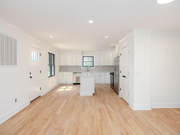 214 9th Street, Hicksville NY 11801