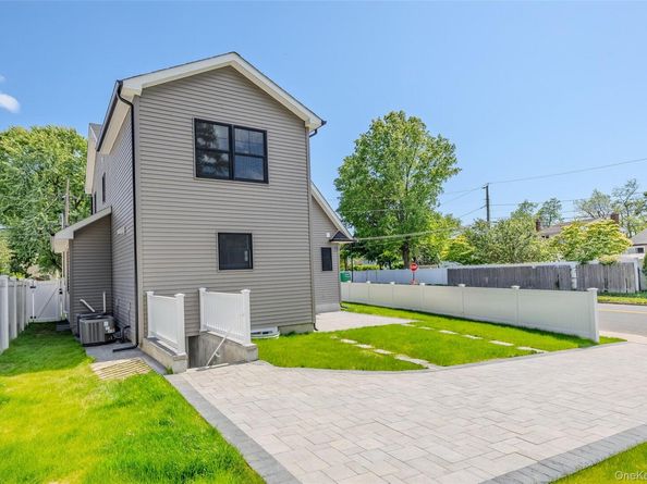 214 9th Street, Hicksville NY 11801