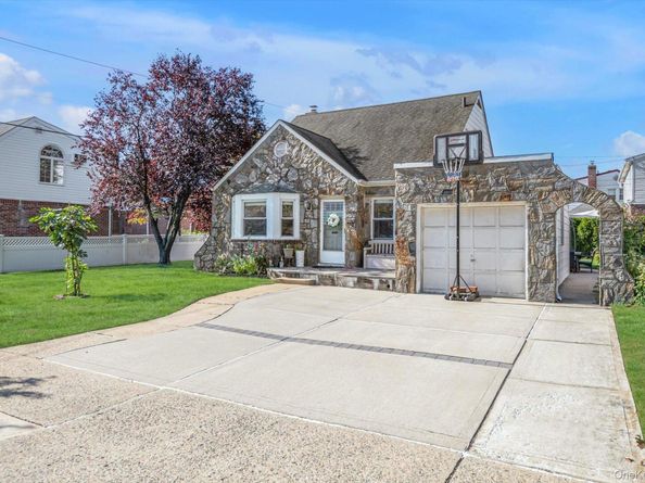 5 Avon Road, New Hyde Park NY 11040