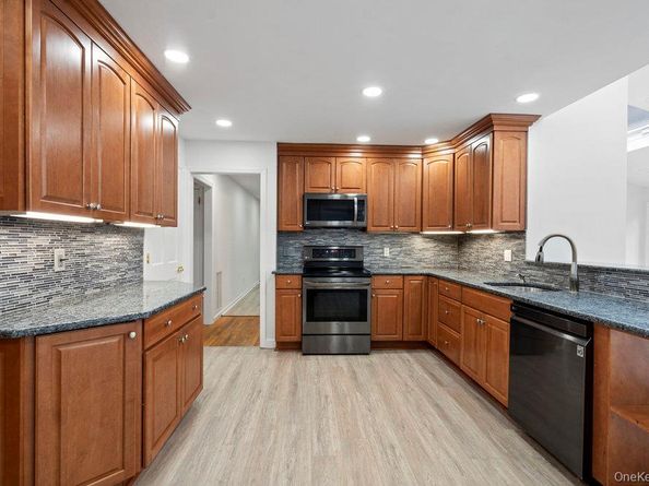 83 Shore Road, Mount Sinai NY 11766