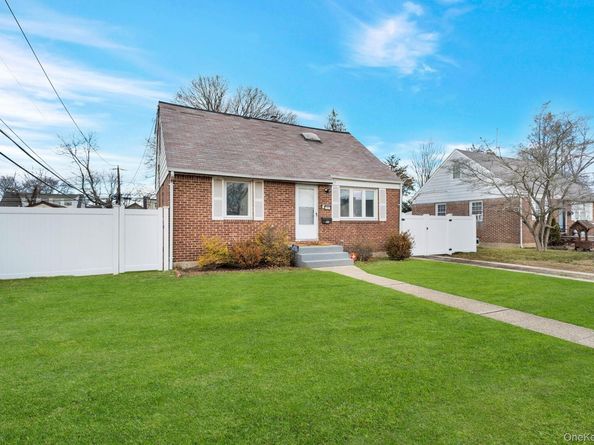 37 9th Street, Hicksville NY 11801