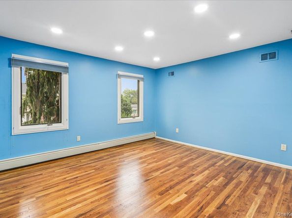 418 Old Courthouse Rd, Manhasset Hills NY 11040