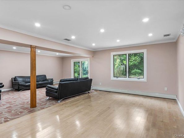 418 Old Courthouse Rd, Manhasset Hills NY 11040