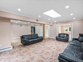 418 Old Courthouse Rd, Manhasset Hills NY 11040