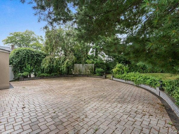 418 Old Courthouse Rd, Manhasset Hills NY 11040