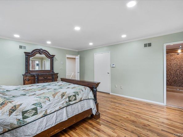 418 Old Courthouse Rd, Manhasset Hills NY 11040