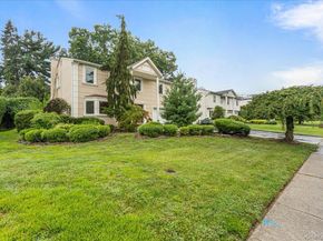 418 Old Courthouse Rd, Manhasset Hills NY 11040