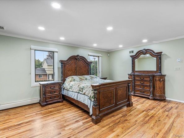 418 Old Courthouse Rd, Manhasset Hills NY 11040