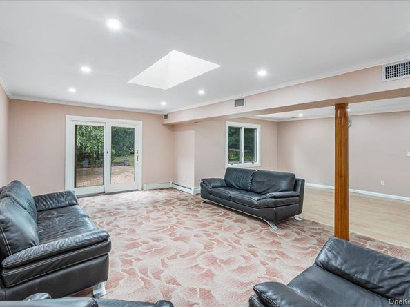 418 Old Courthouse Rd, Manhasset Hills NY 11040