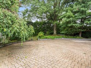 418 Old Courthouse Rd, Manhasset Hills NY 11040