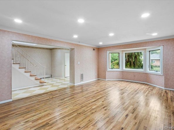 418 Old Courthouse Rd, Manhasset Hills NY 11040